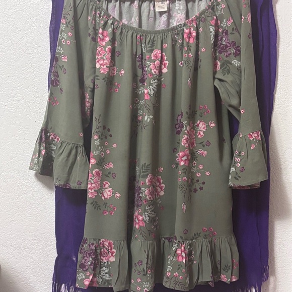 Woman’s green flower print peasant top blouse from Terra Sky - Picture 3 of 14